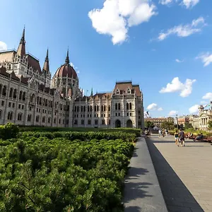 https://riverside-luxury.inbudapesthotels.com